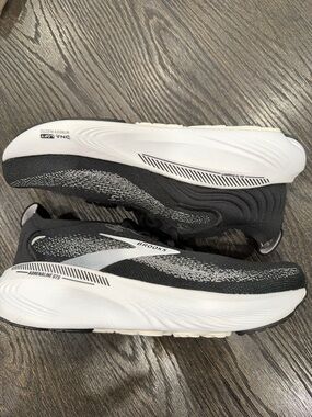 BROOKS Adrenaline GTS 25 Running Shoe (Women) size. 9